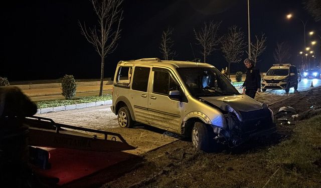 Ticari araç devrildi! 4 kişi yaralandı