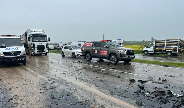 Koyun yüklü kamyonet ile otomobil çarpıştı: Çok sayıda ölü var