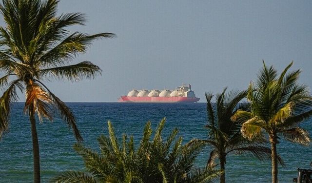 Savaşın başından beri ilk yolcu gemisi Hürmüz Boğazı'ndan geçti!