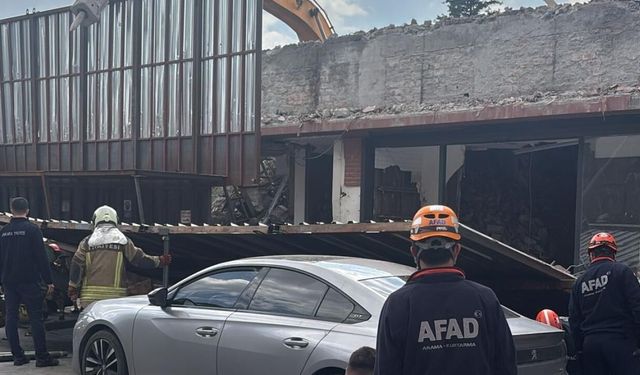 Ankara'da binanın  platformu yola çöktü: 3 yaralı