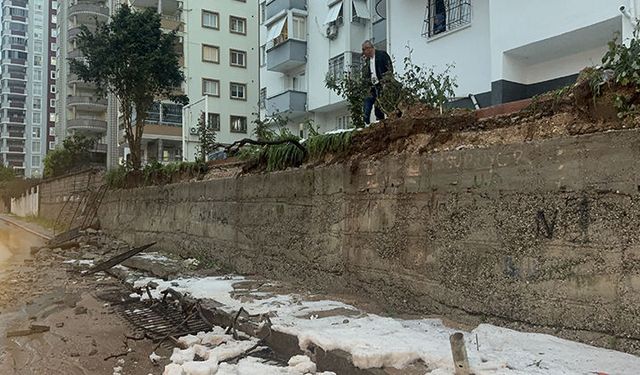 Şiddetli sağanak, istinat duvarını devirdi!