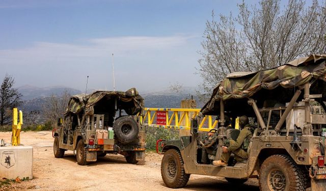 Koltuk, kahve makinesi.. Siyonist askerler evleri yağmalayıp araçlara yüklüyor