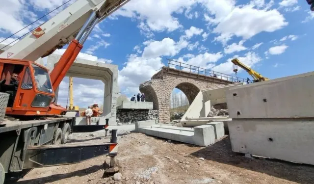 Vurulan 6 köprü 96 saatte yeniden yapıldı