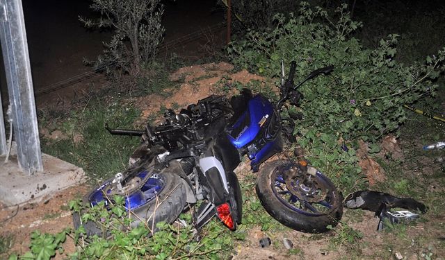 Kamyonetle çarpışan motosikletin sürücüsü yaşamını yitirdi
