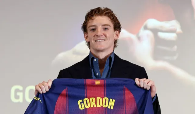 Barcelona, İngiliz futbolcu Gordon'ı transfer etti