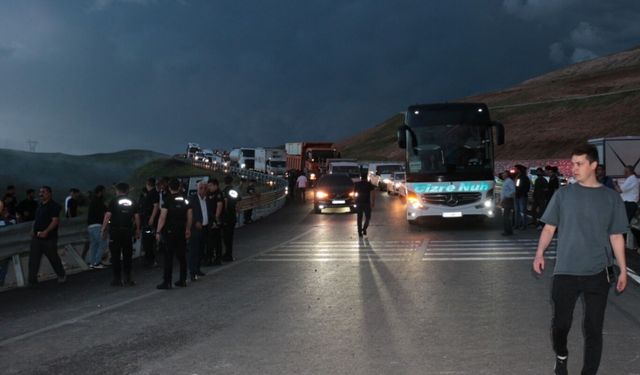 Peş peşe kazaların ardından mahalle sakinleri bakın ne yaptılar