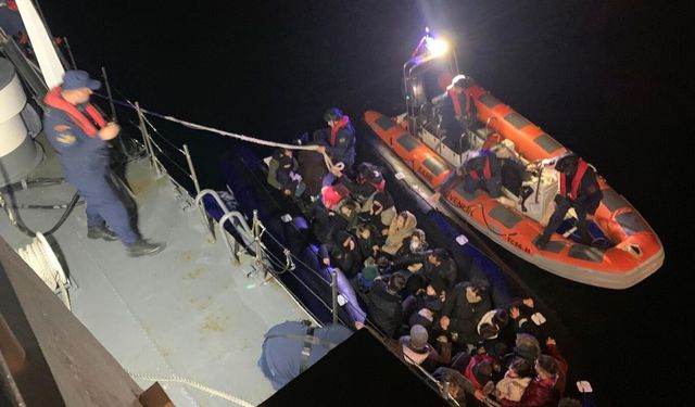 Göçmen kaçakçısı düzensiz göçmenlerle yakalandı!
