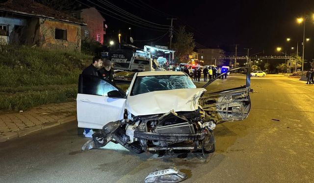 Otomobil, park halindeki çekiciye çarptı: 1 ölü, 1 yaralı