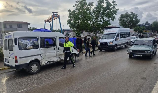 İki minibüs çarpıştı: 11 yaralı var