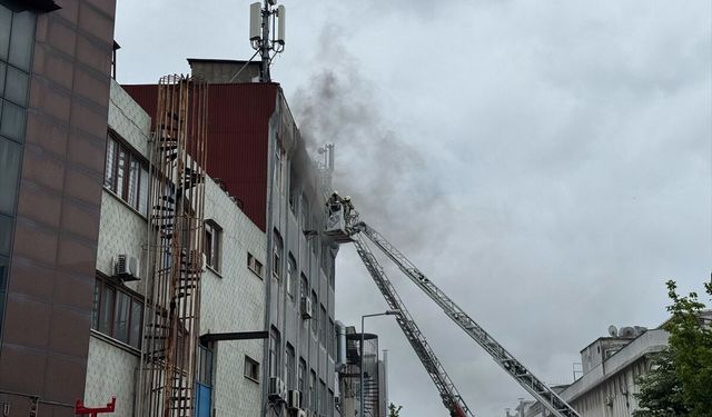 İş hanında çıkan yangında hasar oluştu