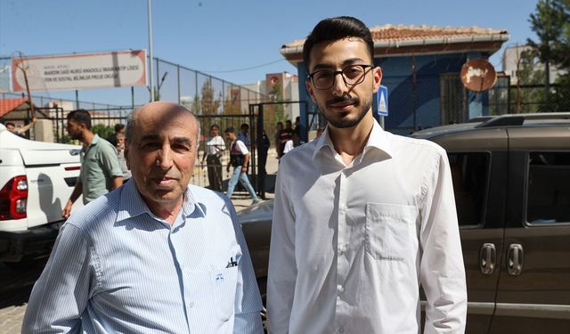 Baba ile oğlu YKS heyecanını birlikte yaşadı