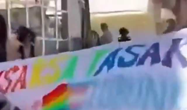 Kabe resmi çizip, kendi renkleriyle boyadılar.. LGBT dernekleri ne zaman kapatılacak?