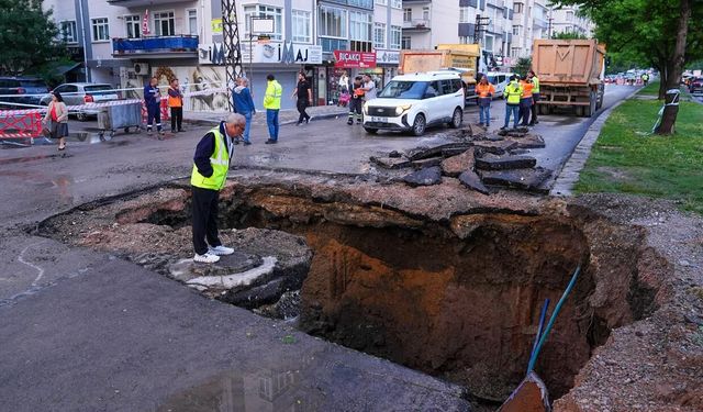 Ankara'da yol çöktü!