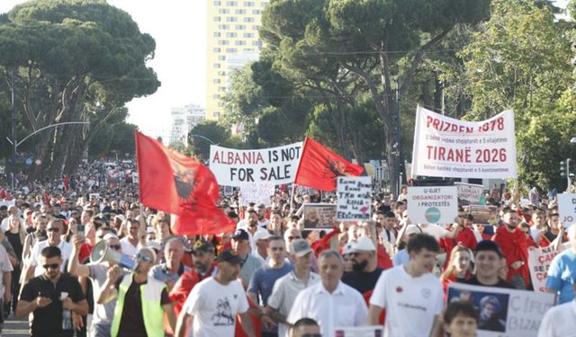 Lüks projelere öfke büyüyor: Binlerce kişi parlamentoya yürüdü!