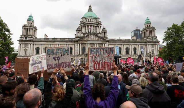 Belfast'ta ırkçılık karşıtı büyük yürüyüş!