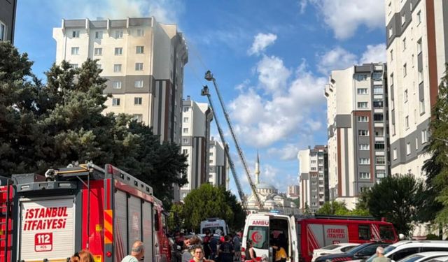 İstanbul'da binanın çatısında korkunç yangın!