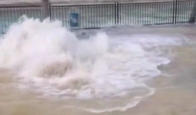 Su borusu patladı: Cadde göle döndü