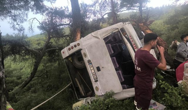 Tarım işçilerini taşıyan midibüs devrildi: 22 yaralı