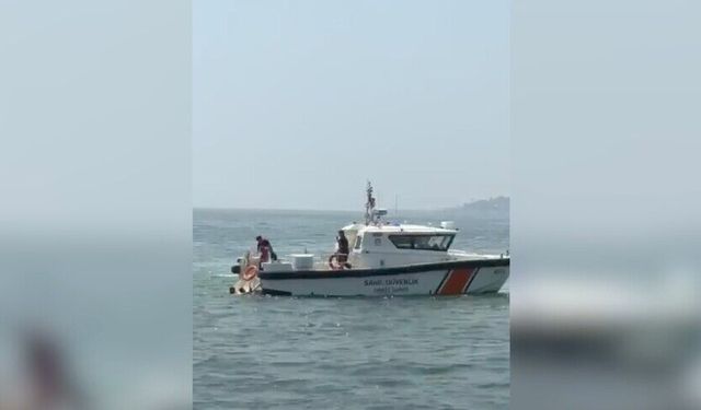 Feribottan denize düşen kişiyi yolcu kurtardı!