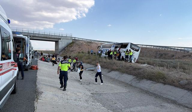 Otobüs yoldan çıktı 44 kişi yaralandı!