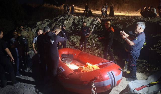 Su yükselince Fırat Nehri'nde mahsur kaldılar: 26 kişi kurtarıldı