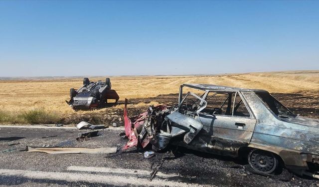 İki otomobil çarpıştı: Ölü ve yaralılar var!