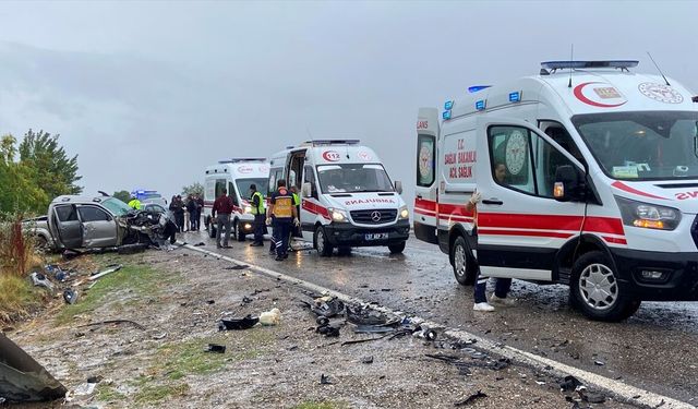 3 araç kazaya karıştı: Ölü ve yaralılar var