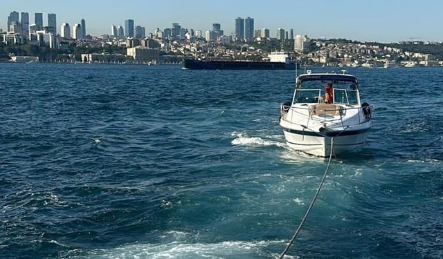 Kız Kulesi önlerinde sürüklenen tekne kurtarıldı