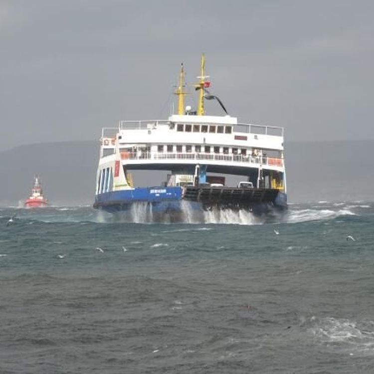 Feribot seferlerine fırtına engeli!