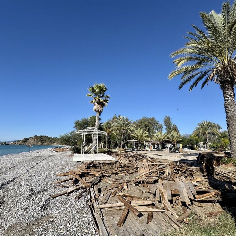 Fethiye sahilinde imara aykırı yapıların yıkımı sürüyor