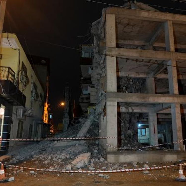 Yıkım sırasında kopan beton parçaları yandaki eve zara verdi