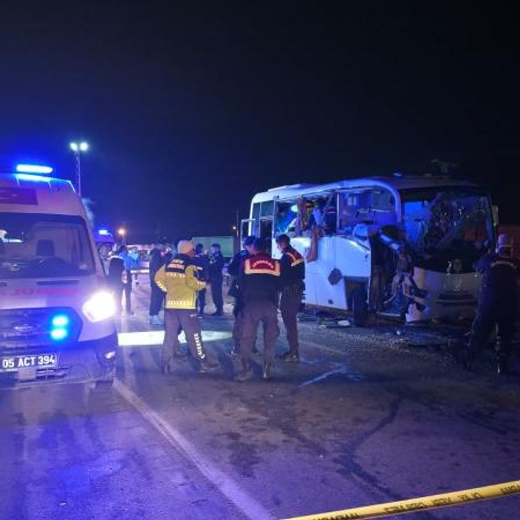 Amasya'da cezaevi aracı kaza yapan araçlara çarptı!