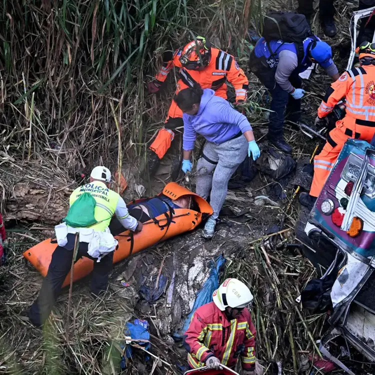 Uçuruma yuvarlanan araçta 16 kişi öldü!