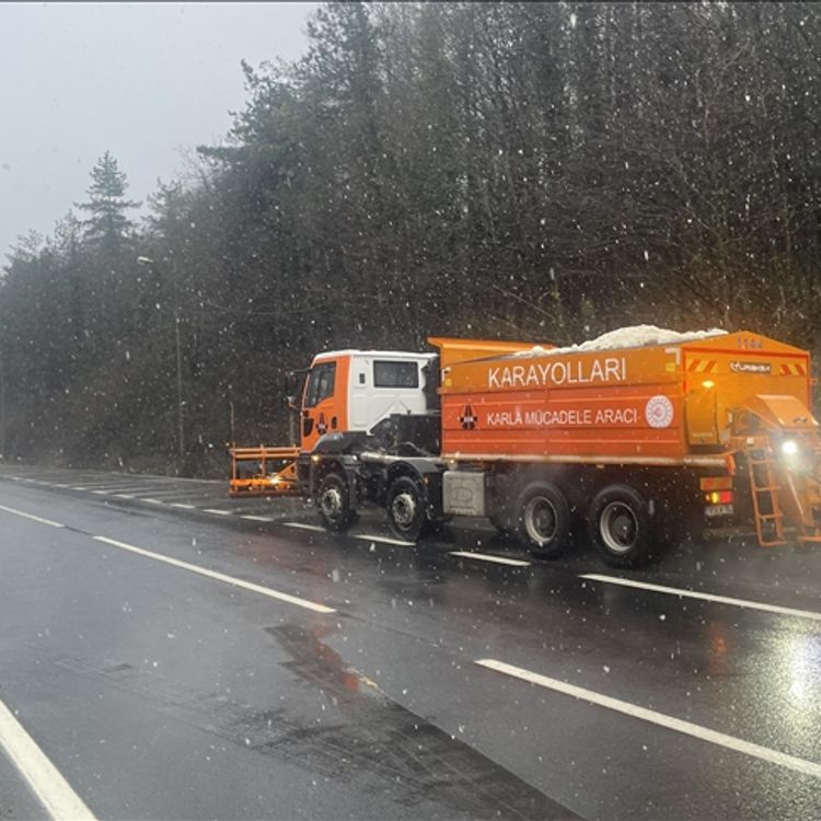 Bolu Dağı geçişinde kar yağışı etkili olmaya başladı