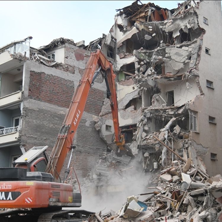 Sındırgı'da 18 ağır hasarlı bina yıkıldı