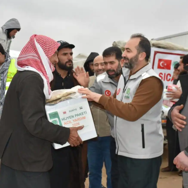 Umut Kervanı Aynelarap'ta yardım dağıttı