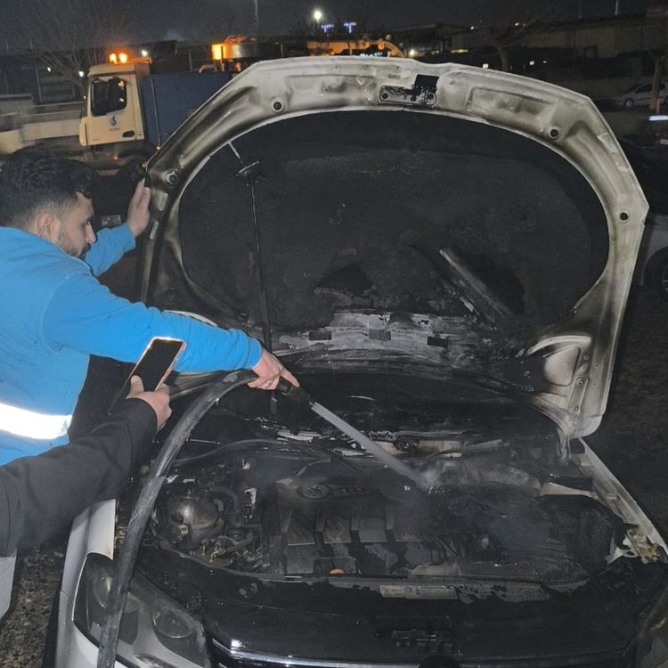 Seyir halindeki otomobil alev aldı!