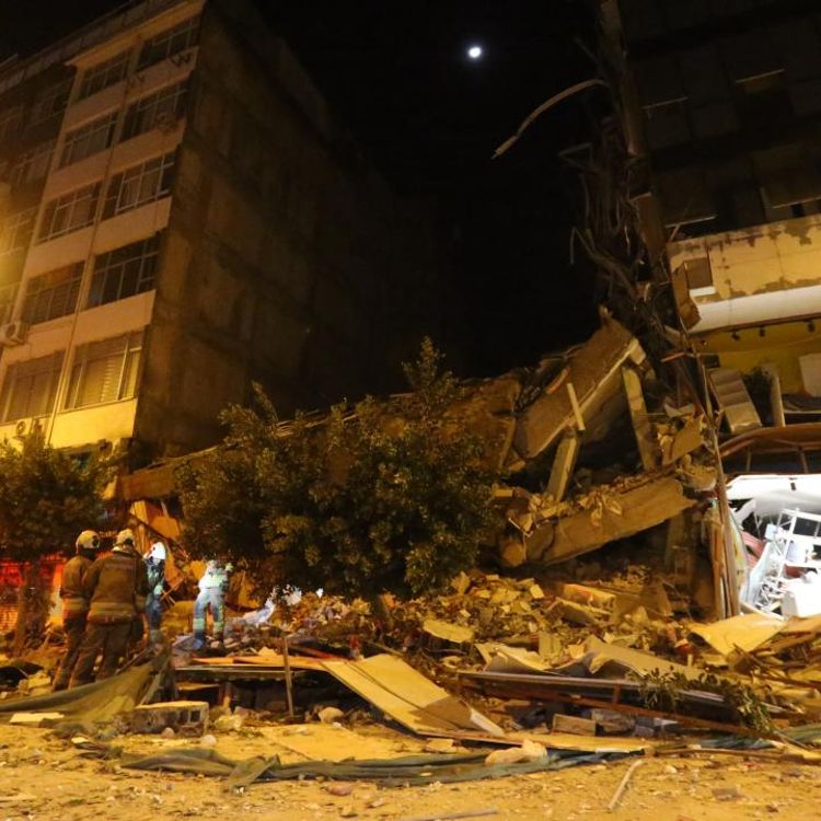 Hatay’da yıkım sırasında korkutan anlar: 6 katlı bina kendiliğinden çöktü