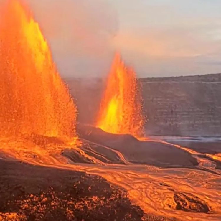 Yanardağ patladı: Lavlar 350 metreye yükseldi