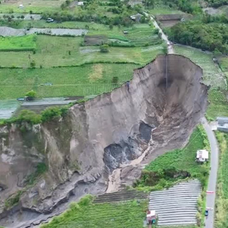 Hızla yayılan devasa obruklar korkutuyor! Peki neden oluşuyor?