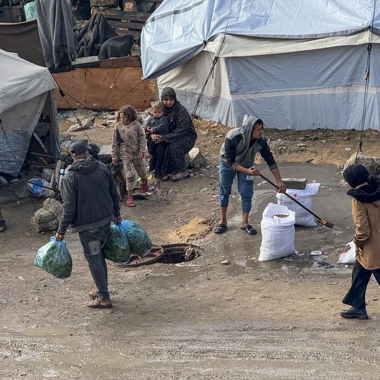 Gazze Belediyesi: Etkili olan fırtına nedeniyle yüzlerce çadır sular altında kaldı