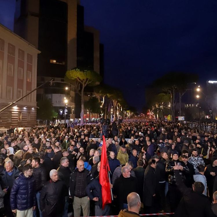 Arnavutluk'ta hükümet karşıtı protestolar yapıldı!