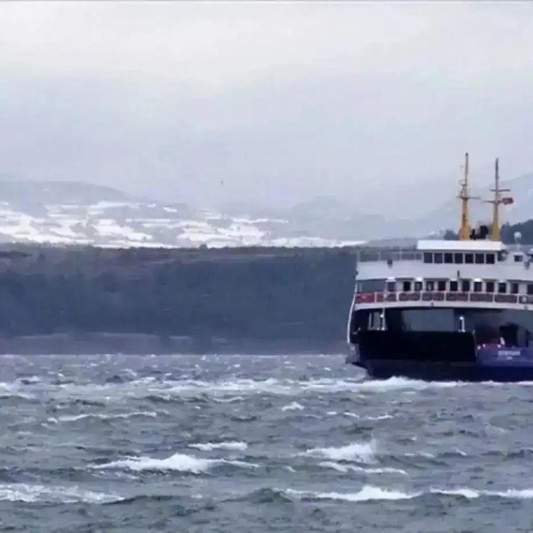 Feribot seferlerine fırtına engeli!