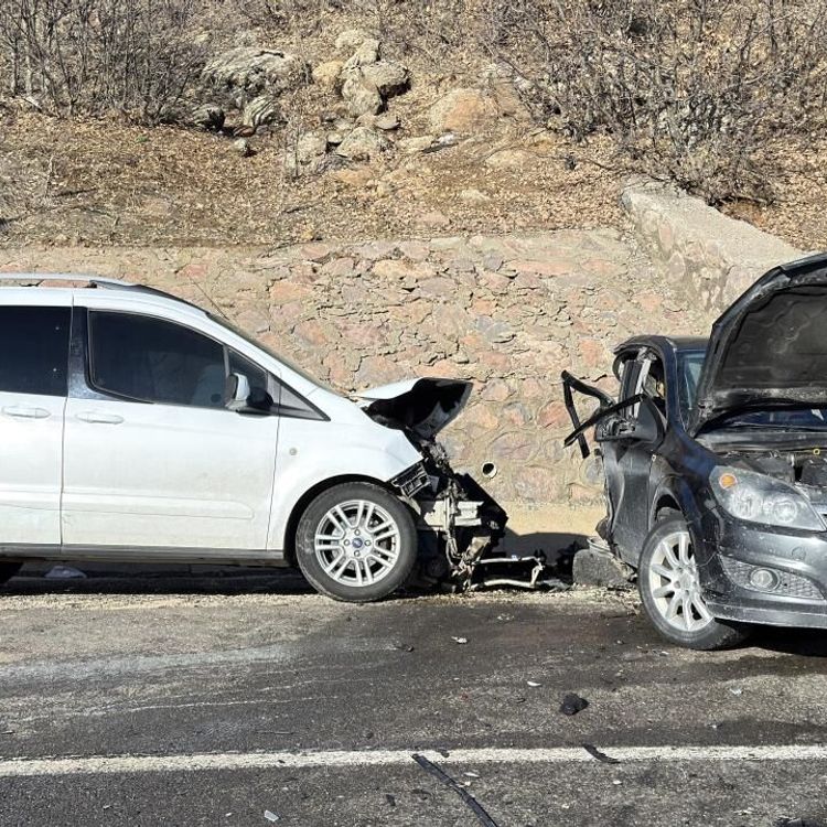 Bingöl-Elazığ Kara Yolunda Şiddetli Çarpışma: 2 Kişi Yaşamını Yitirdi