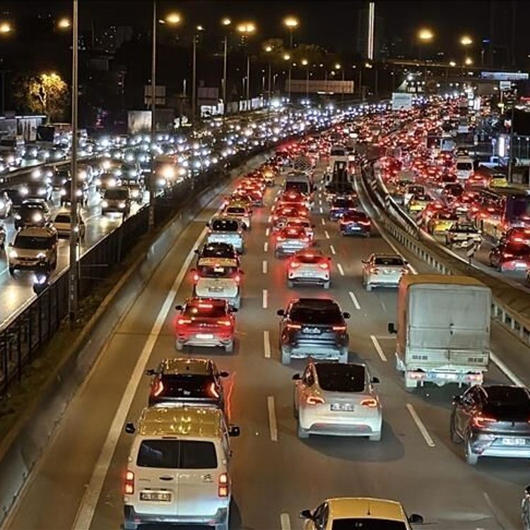 İstanbul’da Pazartesi Mesaisi ve İftar Telaşı Trafiği Kilitledi