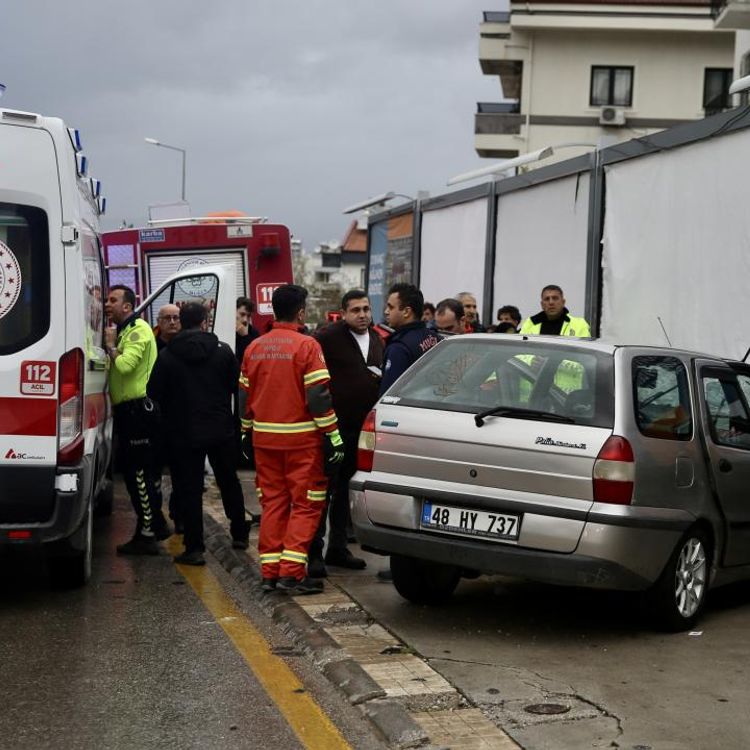 Fethiye’de Kontrolden Çıkan Araç Duvara Çarptı!
