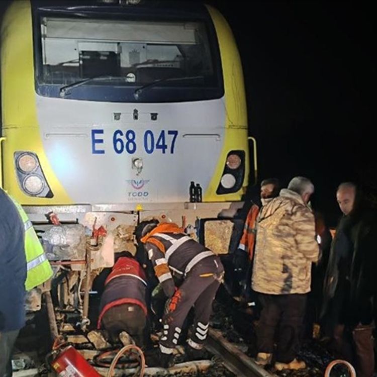 Balıkesir'de Demir Yoluna Dev Kaya Düştü: Yolcu Treni Raydan Çıktı