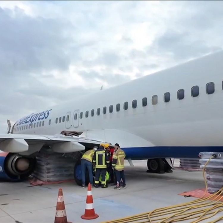 Kalkışa hazırlanan uçağın iniş takımlarında teknik arıza yaşandı