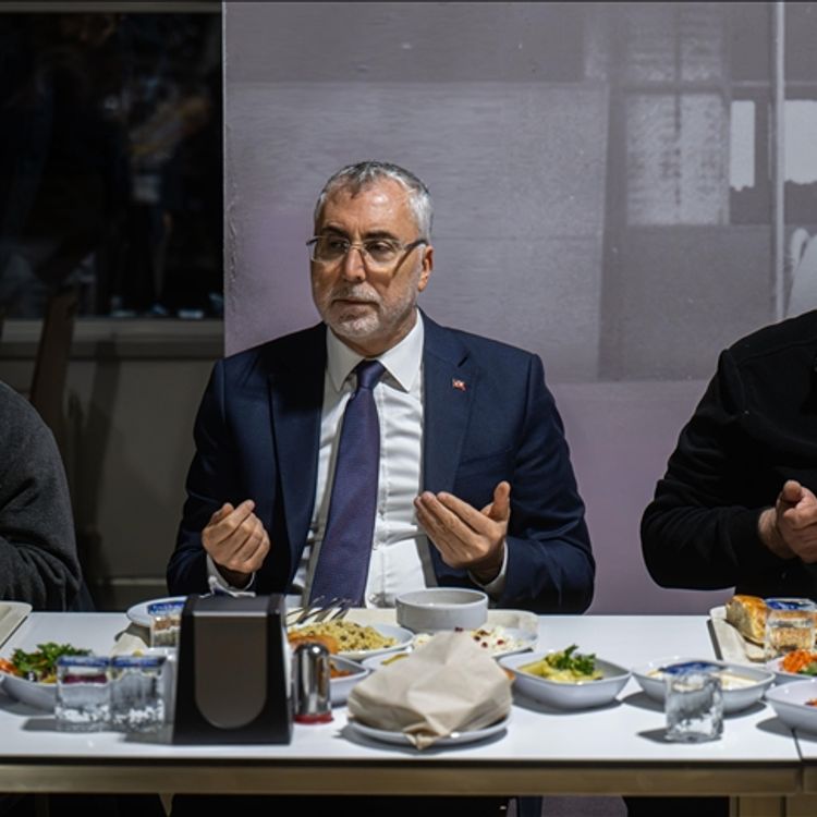 Bakan Işıkhan, ilk iftarını fabrika işçileriyle yaptı!
