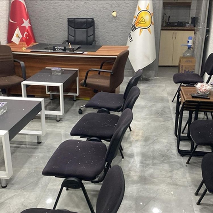 AK Parti Marmara İlçe Başkanlığı binasına taşlı saldırı!